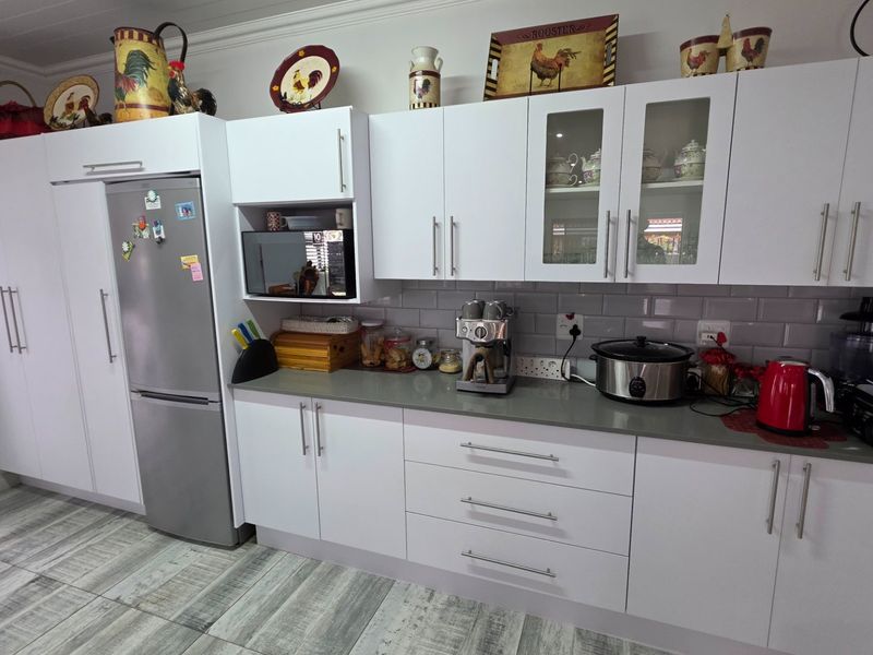 Beautiful House... Spacious Living Area... Spacious Bedrooms... Perfect Location !!! - Photo 3