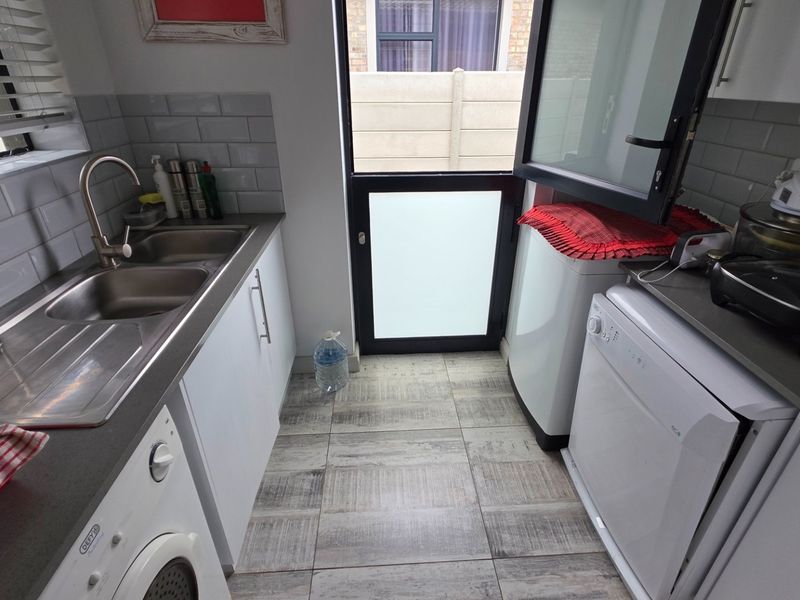 Beautiful House... Spacious Living Area... Spacious Bedrooms... Perfect Location !!! - Photo 6