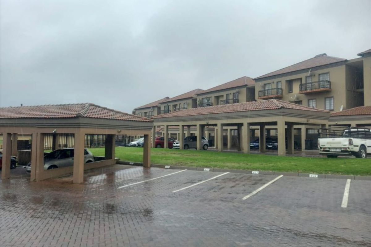 Cozy and Practical Living Space - Photo 3