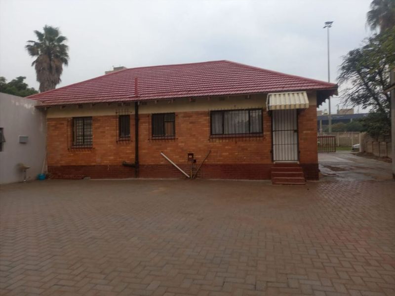 Convenient Property Near OR Tambo with Ample Staff Quarters - Photo 3