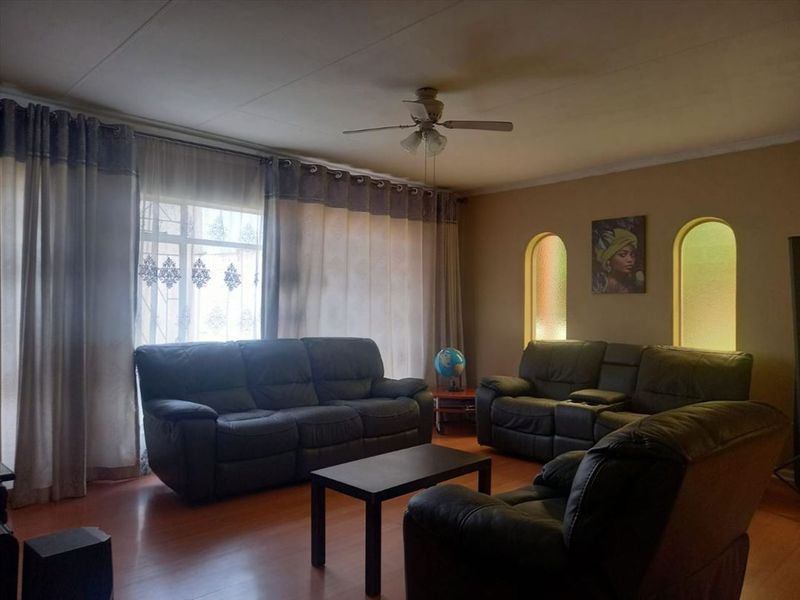 Spacious Home in Birchleigh North with Large Yard and Pool - Photo 2