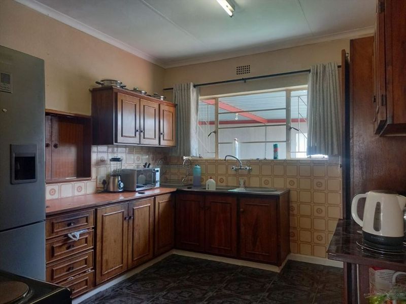 Spacious Home in Birchleigh North with Large Yard and Pool - Photo 1