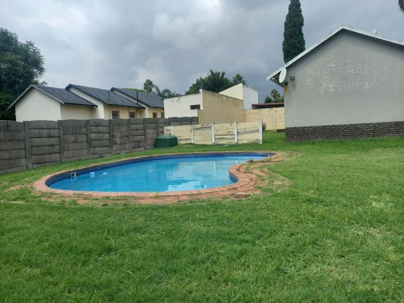 Spacious Home in Birchleigh North with Large Yard and Pool - Photo 3