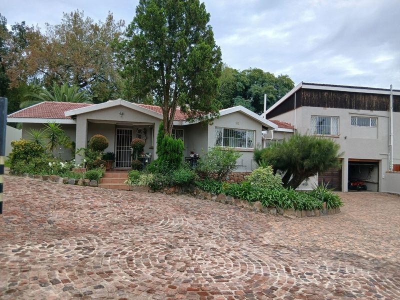 Beautiful 4 Bed home 2x Bathrooms 6 car Parking space with Cottage, Servants Quaters with Full Canadian Solar Panels off the Grid plus Borehole 5000 Litre Jojo Tank-A Steal! - Photo 3