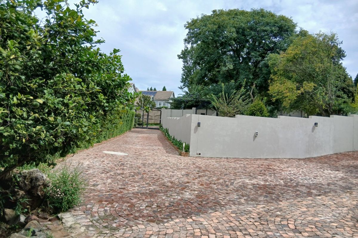 Beautiful 4 Bed home 2x Bathrooms 6 car Parking space with Cottage, Servants Quaters with Full Canadian Solar Panels off the Grid plus Borehole 5000 Litre Jojo Tank-A Steal! - Photo 4