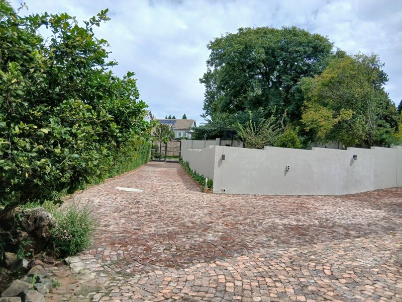 Beautiful 4 Bed home 2x Bathrooms 6 car Parking space with Cottage, Servants Quaters with Full Canadian Solar Panels off the Grid plus Borehole 5000 Litre Jojo Tank-A Steal! - Photo 4