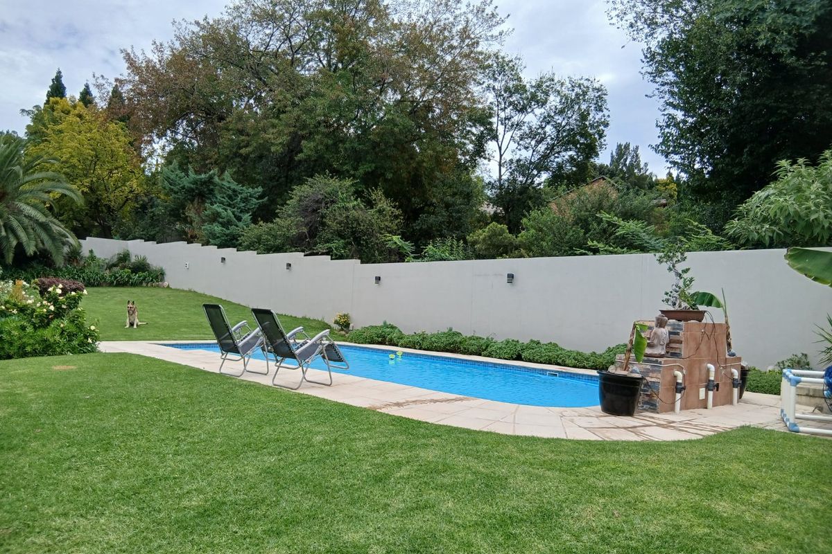 Beautiful 4 Bed home 2x Bathrooms 6 car Parking space with Cottage, Servants Quaters with Full Canadian Solar Panels off the Grid plus Borehole 5000 Litre Jojo Tank-A Steal! - Photo 5