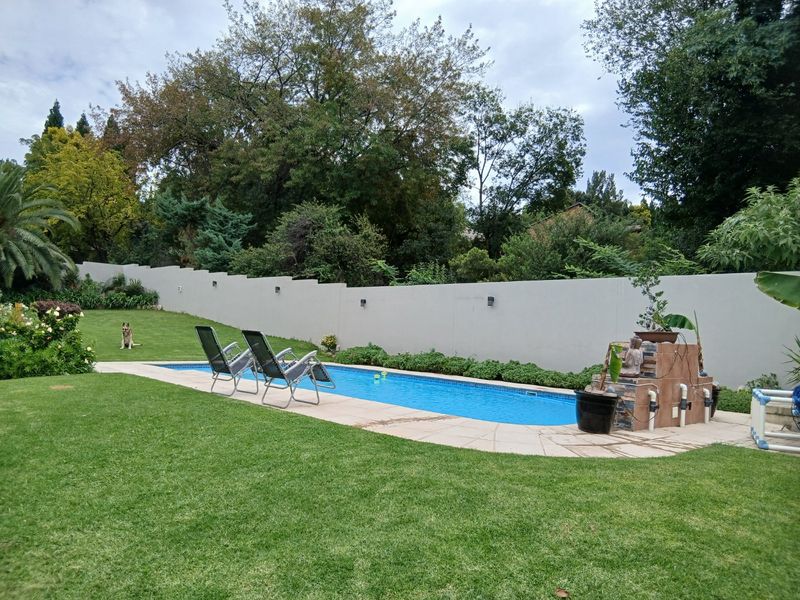 Beautiful 4 Bed home 2x Bathrooms 6 car Parking space with Cottage, Servants Quaters with Full Canadian Solar Panels off the Grid plus Borehole 5000 Litre Jojo Tank-A Steal! - Photo 5