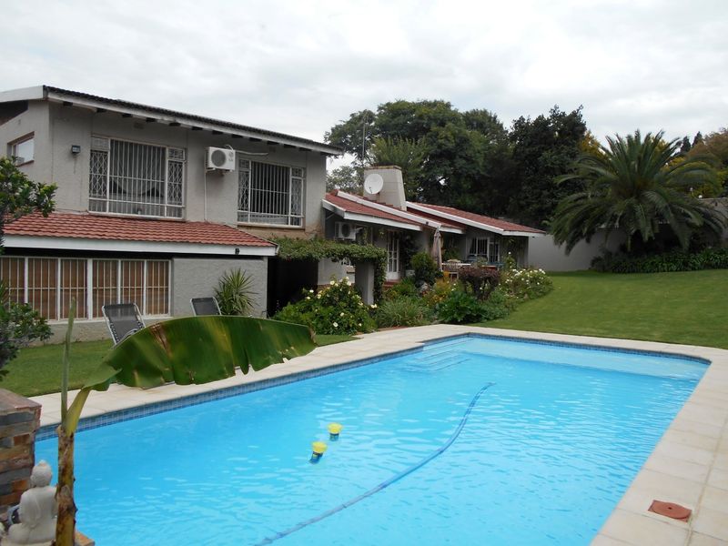 Beautiful 4 Bed home 2x Bathrooms 6 car Parking space with Cottage, Servants Quaters with Full Canadian Solar Panels off the Grid plus Borehole 5000 Litre Jojo Tank-A Steal! - Photo 8