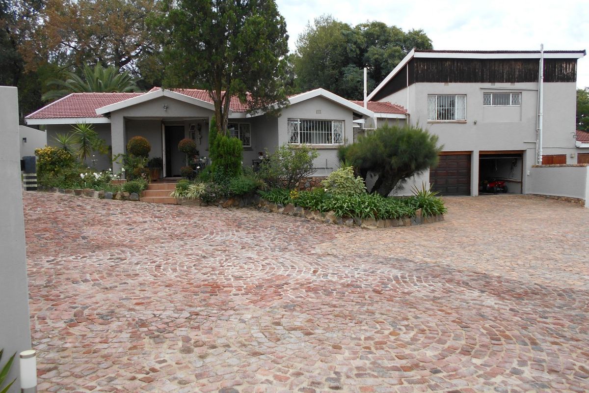 Beautiful 4 Bed home 2x Bathrooms 6 car Parking space with Cottage, Servants Quaters with Full Canadian Solar Panels off the Grid plus Borehole 5000 Litre Jojo Tank-A Steal! - Photo 2