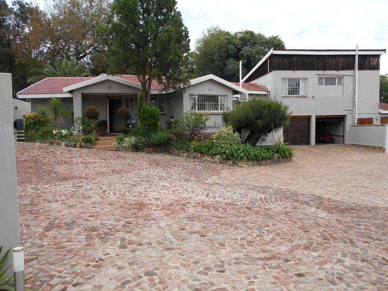 Beautiful 4 Bed home 2x Bathrooms 6 car Parking space with Cottage, Servants Quaters with Full Canadian Solar Panels off the Grid plus Borehole 5000 Litre Jojo Tank-A Steal! - Photo 2