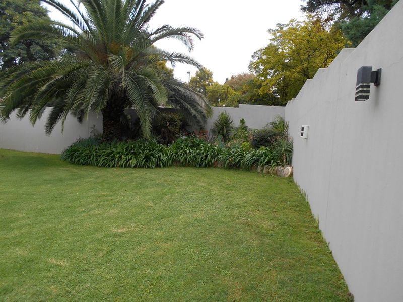 Beautiful 4 Bed home 2x Bathrooms 6 car Parking space with Cottage, Servants Quaters with Full Canadian Solar Panels off the Grid plus Borehole 5000 Litre Jojo Tank-A Steal! - Photo 6