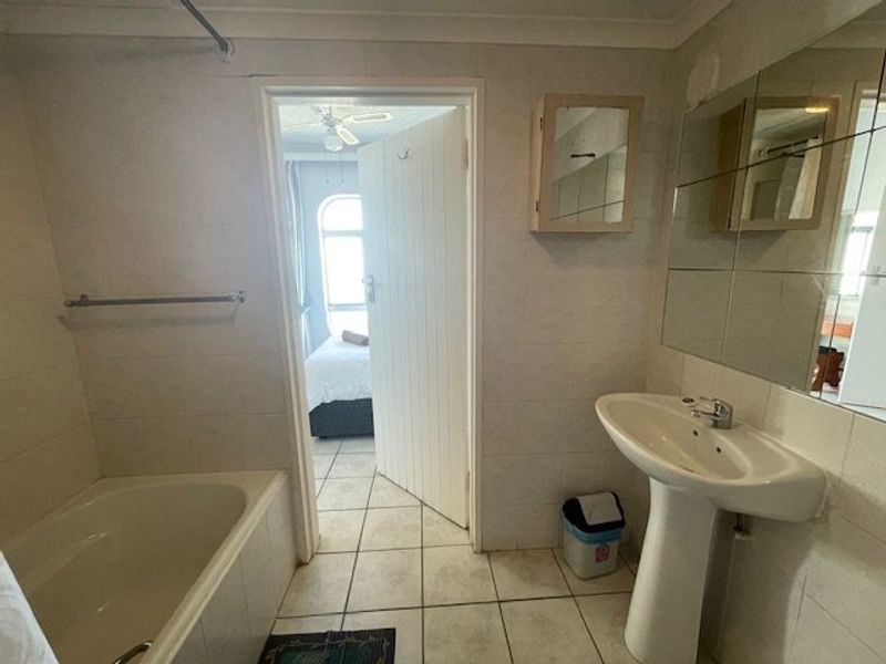 Stunning 2-Bedroom Seaview Unit In Seagull, Margate - Photo 9