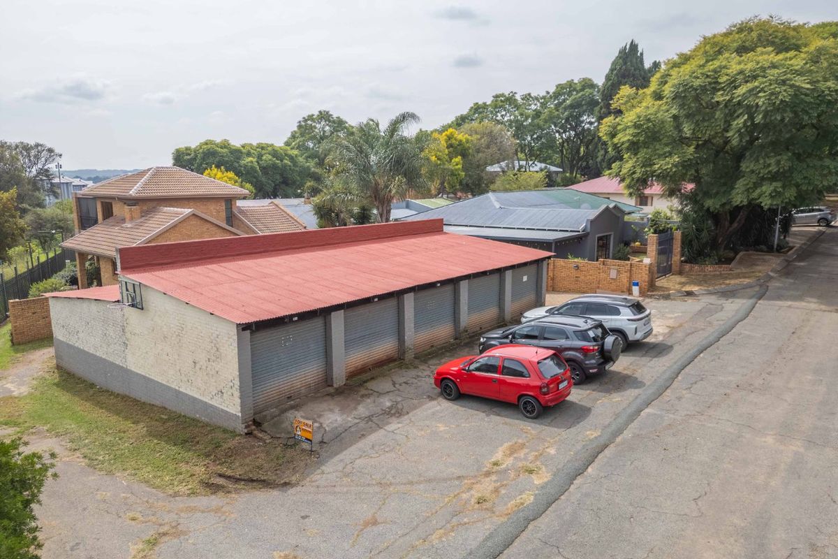 Investment Opportunity - Storage Units in Lakeside Village - Conversion potential into a house! - Photo 2