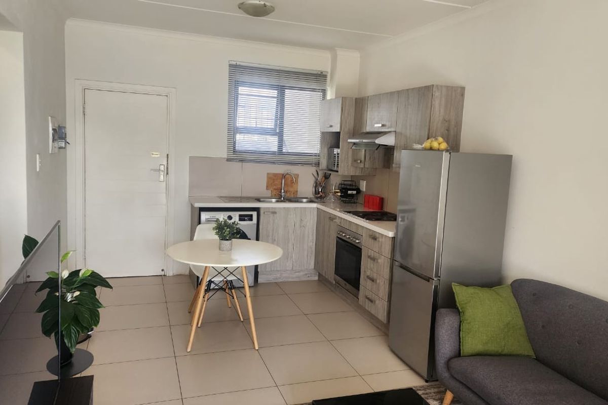 LIVE LIKE ROYALTY AT THE WEST END // SECURE AND SPACIOUS - Photo 5