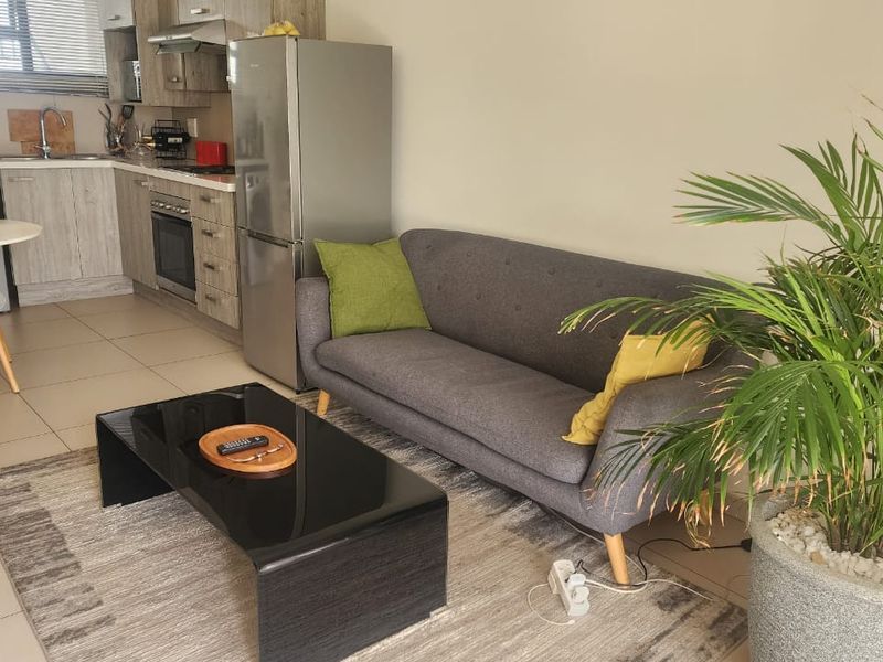 LIVE LIKE ROYALTY AT THE WEST END // SECURE AND SPACIOUS - Photo 4