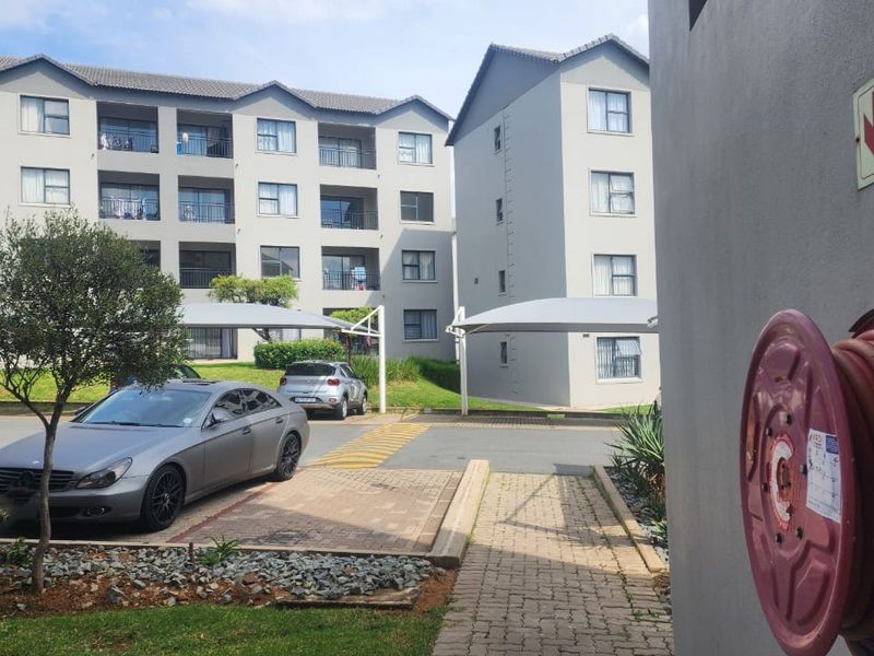 LIVE LIKE ROYALTY AT THE WEST END // SECURE AND SPACIOUS - Photo 3