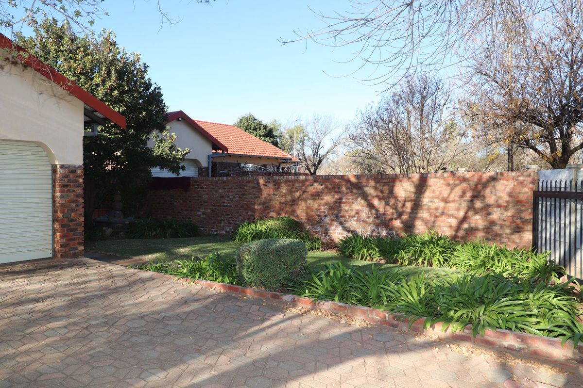 3 BEDROOM TOWNHOUSE IN COMPLEX TO RENT - WATER PREPAID WITH PREPAID ELECTRICITY - Photo 2