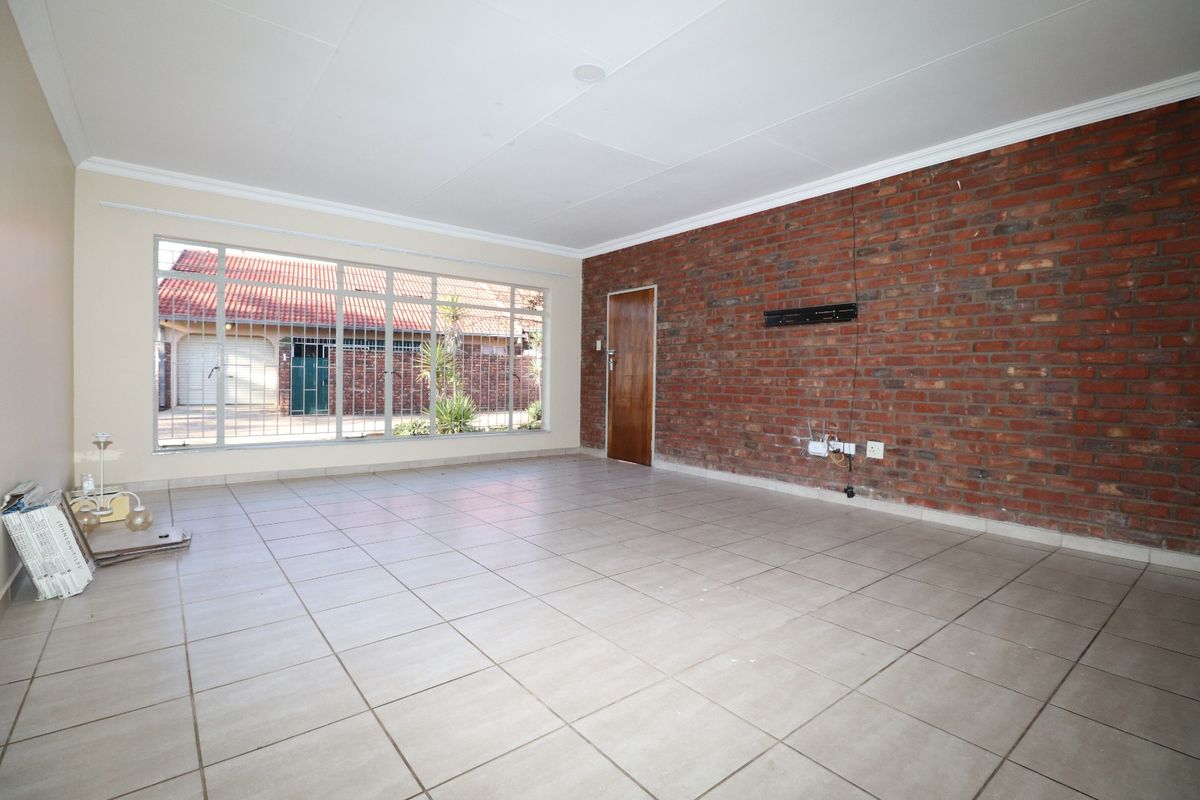 3 BEDROOM TOWNHOUSE IN COMPLEX TO RENT - WATER PREPAID WITH PREPAID ELECTRICITY - Photo 3