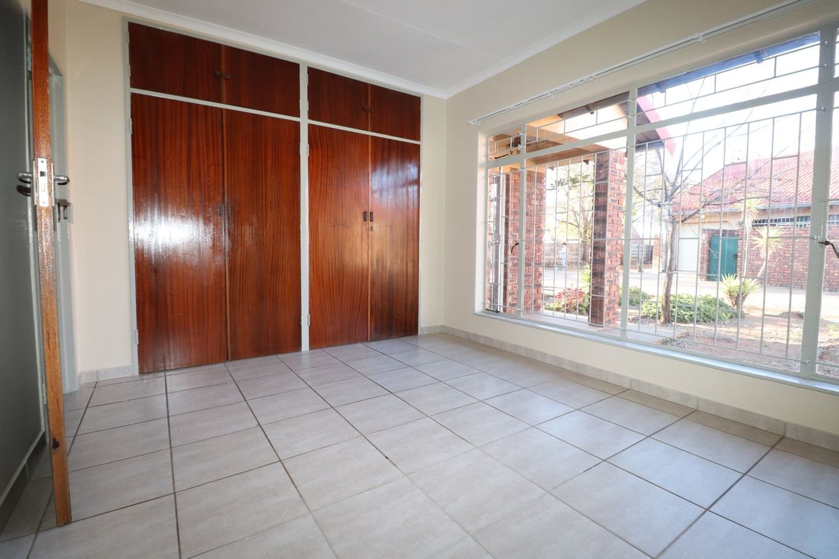 3 BEDROOM TOWNHOUSE IN COMPLEX TO RENT - WATER PREPAID WITH PREPAID ELECTRICITY - Photo 4