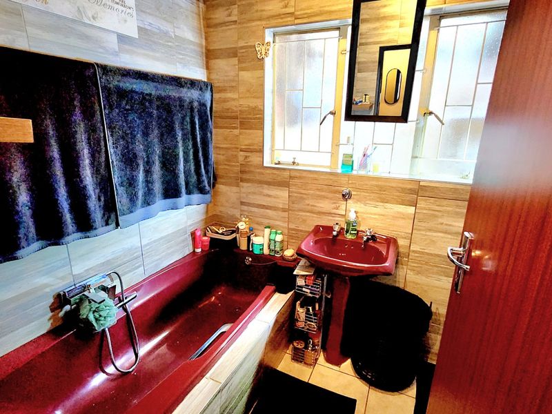 Stunning Pellissier Townhouse – Comfort, Space & Braai Bliss! - Photo 9