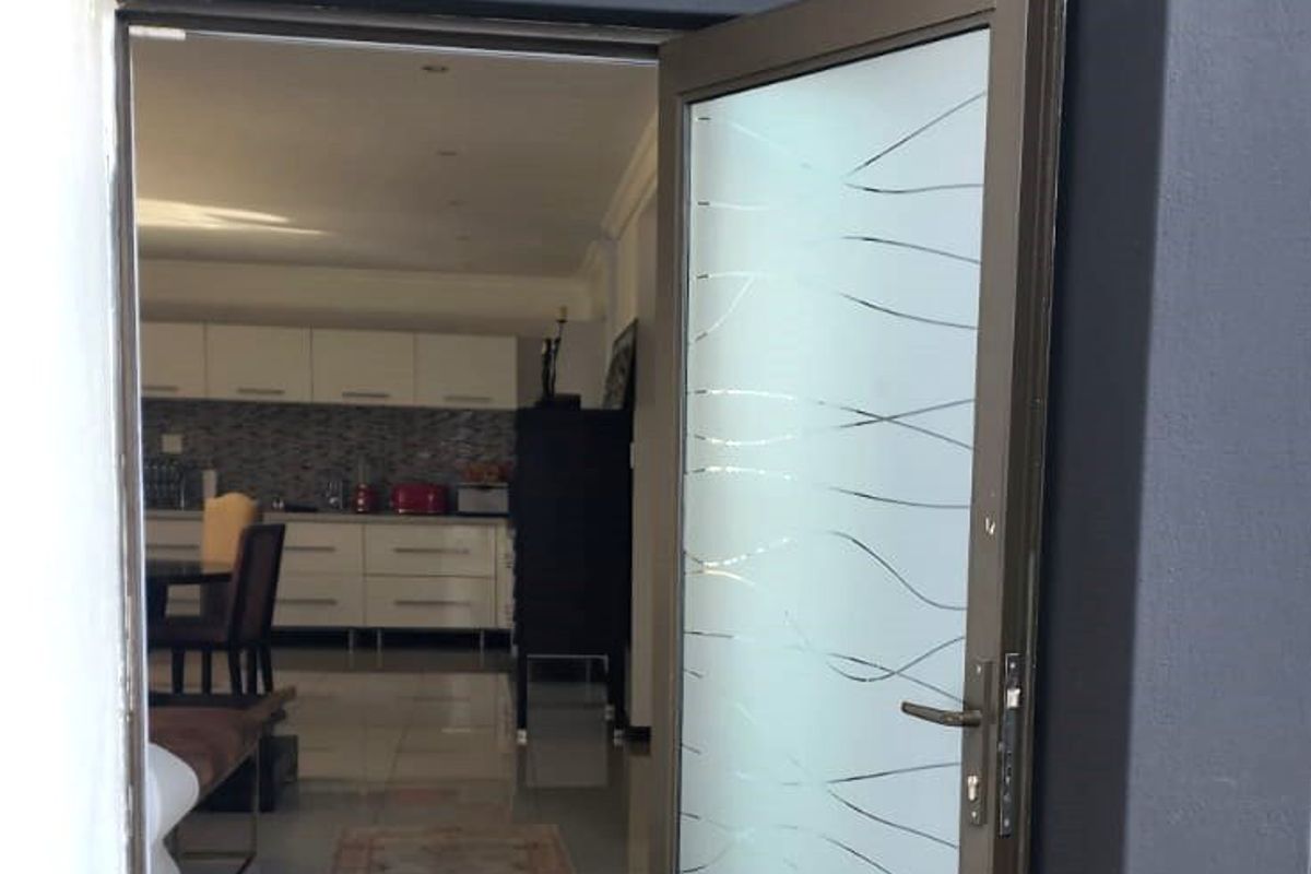 FOR THE EXCLUSIVE FAMILY , HOME AWAITS YOU !!! - Photo 4