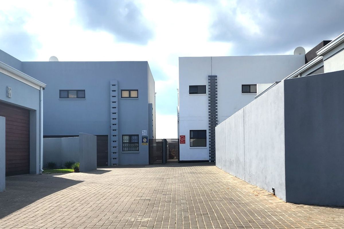 FOR THE EXCLUSIVE FAMILY , HOME AWAITS YOU !!! - Photo 3