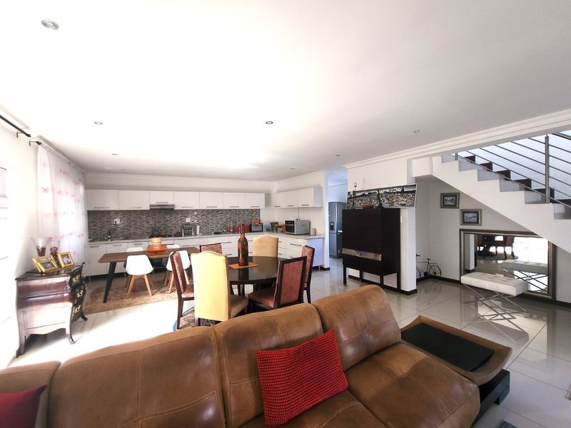 FOR THE EXCLUSIVE FAMILY , HOME AWAITS YOU !!! - Photo 8