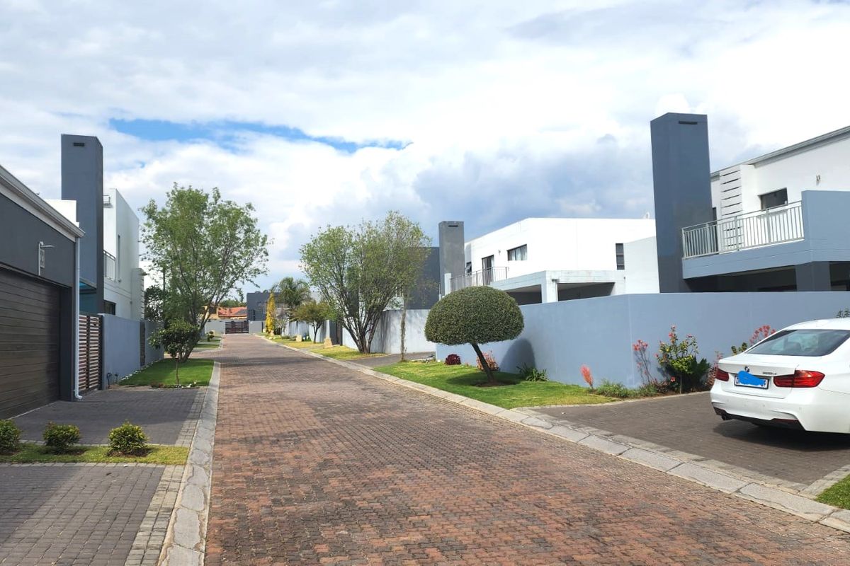 FOR THE EXCLUSIVE FAMILY , HOME AWAITS YOU !!! - Photo 2