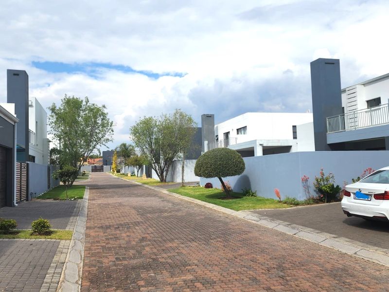 FOR THE EXCLUSIVE FAMILY , HOME AWAITS YOU !!! - Photo 2