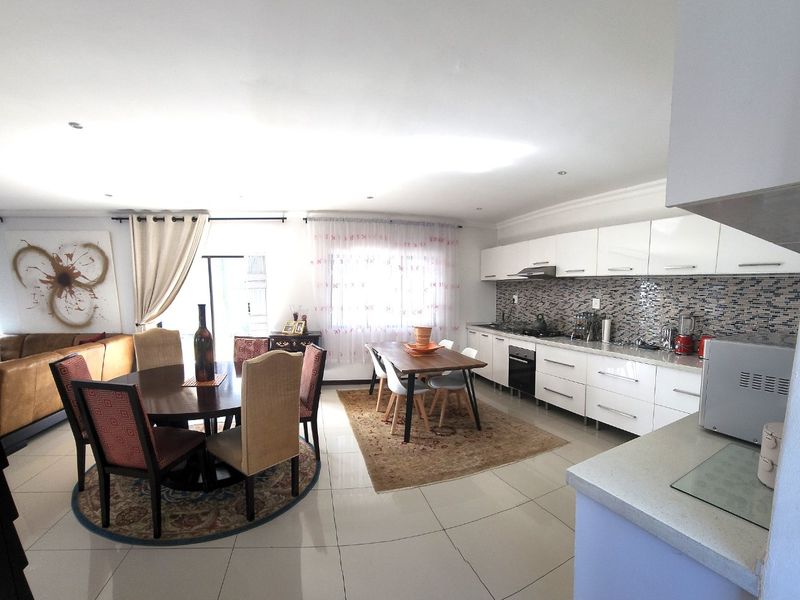 FOR THE EXCLUSIVE FAMILY , HOME AWAITS YOU !!! - Photo 7