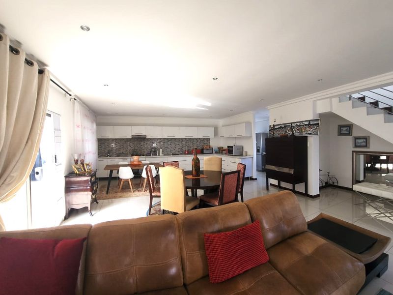 FOR THE EXCLUSIVE FAMILY , HOME AWAITS YOU !!! - Photo 6