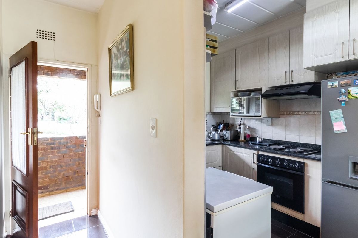 Modern 2-Bedroom Apartment with Balcony in Secure Complex - Photo 3