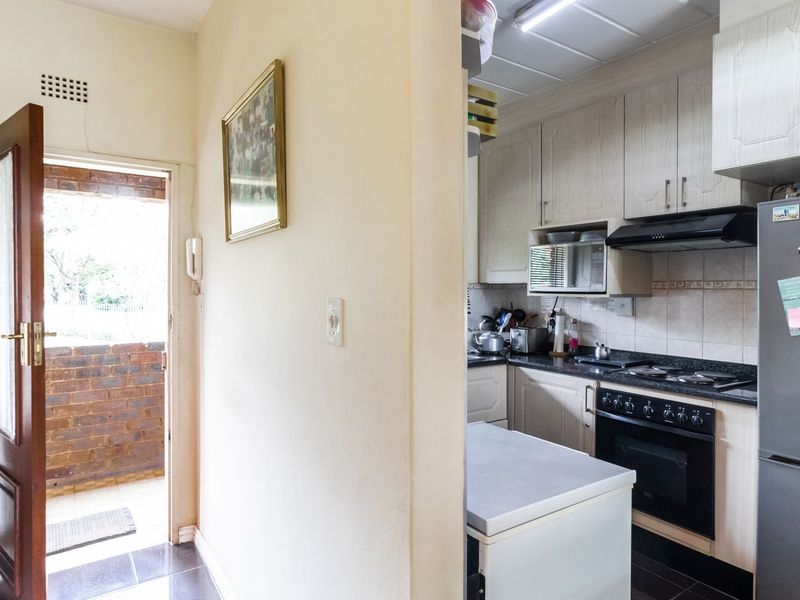 Modern 2-Bedroom Apartment with Balcony in Secure Complex - Photo 3