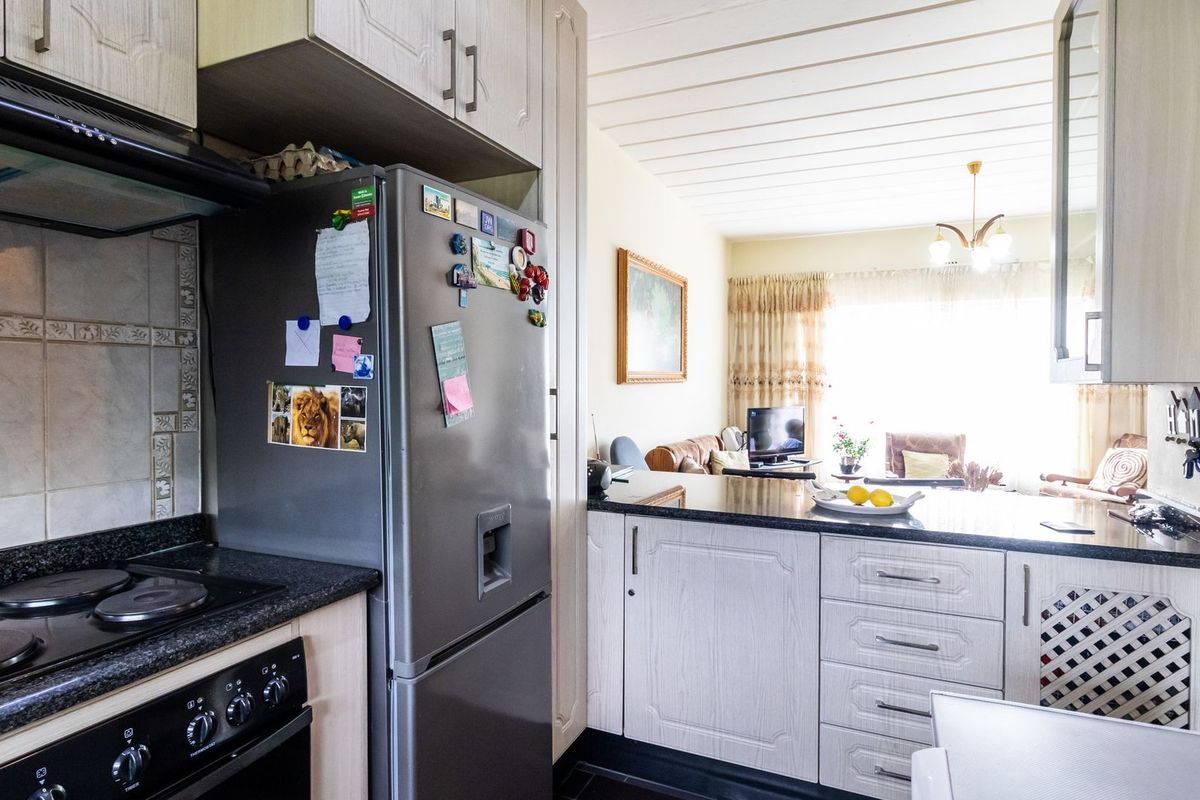 Modern 2-Bedroom Apartment with Balcony in Secure Complex - Photo 5