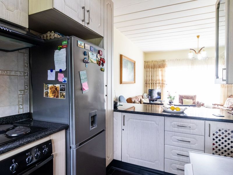 Modern 2-Bedroom Apartment with Balcony in Secure Complex - Photo 5