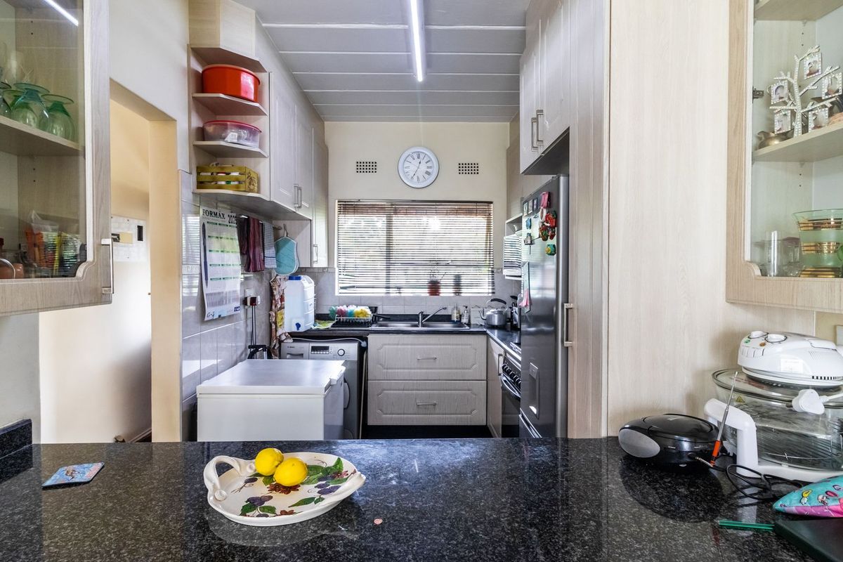 Modern 2-Bedroom Apartment with Balcony in Secure Complex - Photo 4