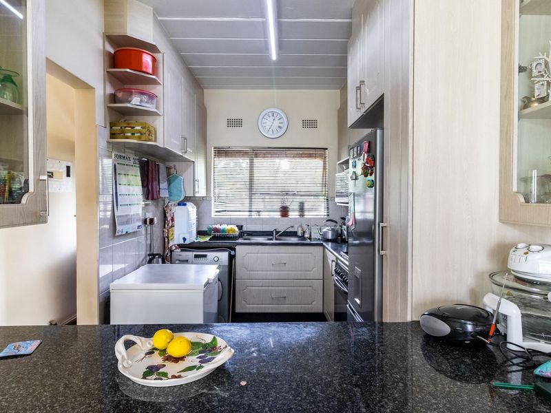 Modern 2-Bedroom Apartment with Balcony in Secure Complex - Photo 4