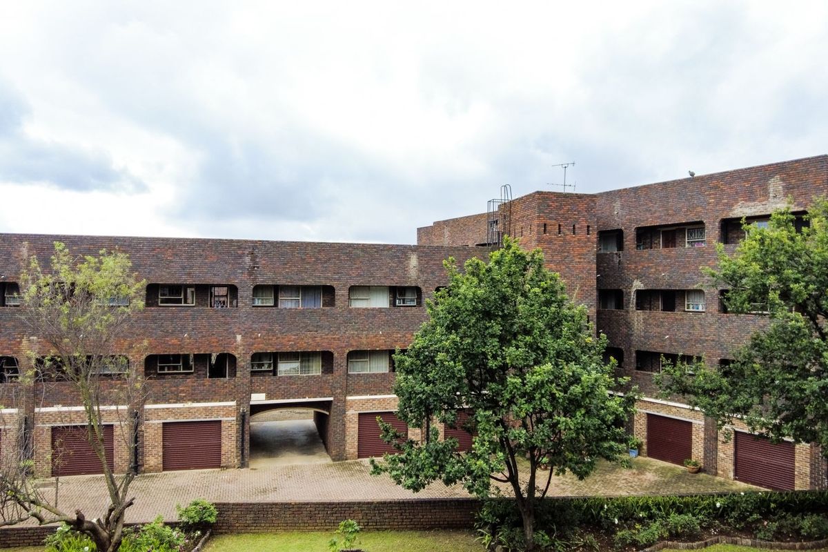 Modern 2-Bedroom Apartment with Balcony in Secure Complex - Photo 2