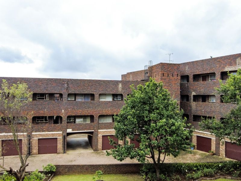 Modern 2-Bedroom Apartment with Balcony in Secure Complex - Photo 2