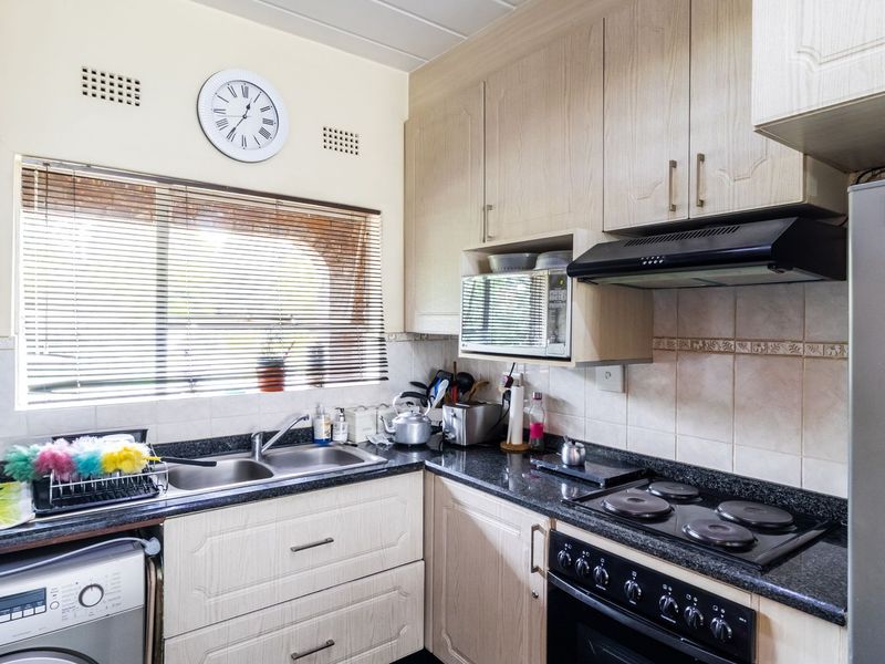 Modern 2-Bedroom Apartment with Balcony in Secure Complex - Photo 6