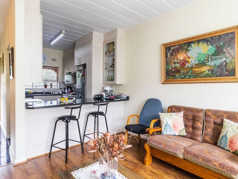 Modern 2-Bedroom Apartment with Balcony in Secure Complex - Photo 7