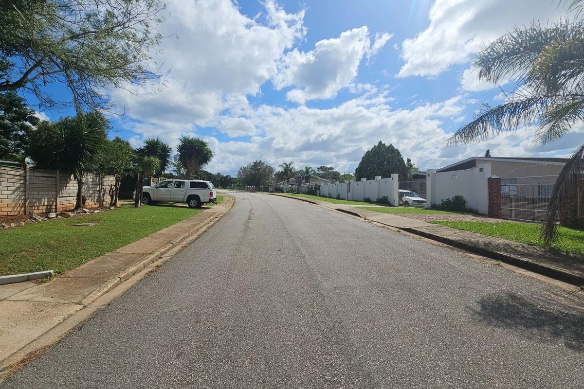 Spacious property with endless possibilities situated on a 1614 square metre erf - Photo 3