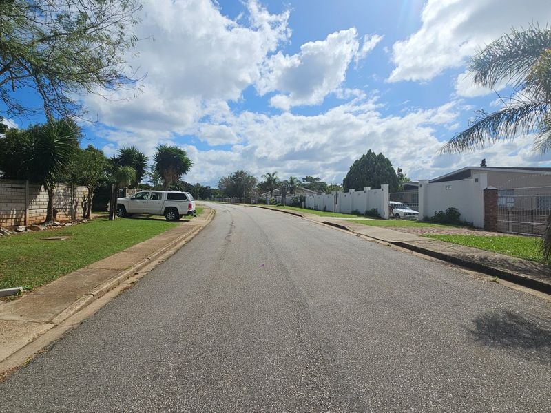 Spacious property with endless possibilities situated on a 1614 square metre erf - Photo 3