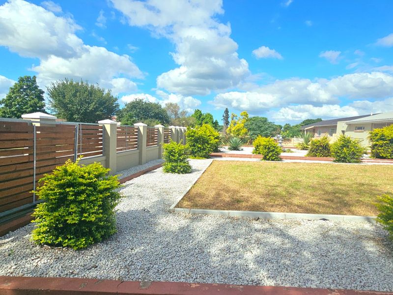 Spacious property with endless possibilities situated on a 1614 square metre erf - Photo 1