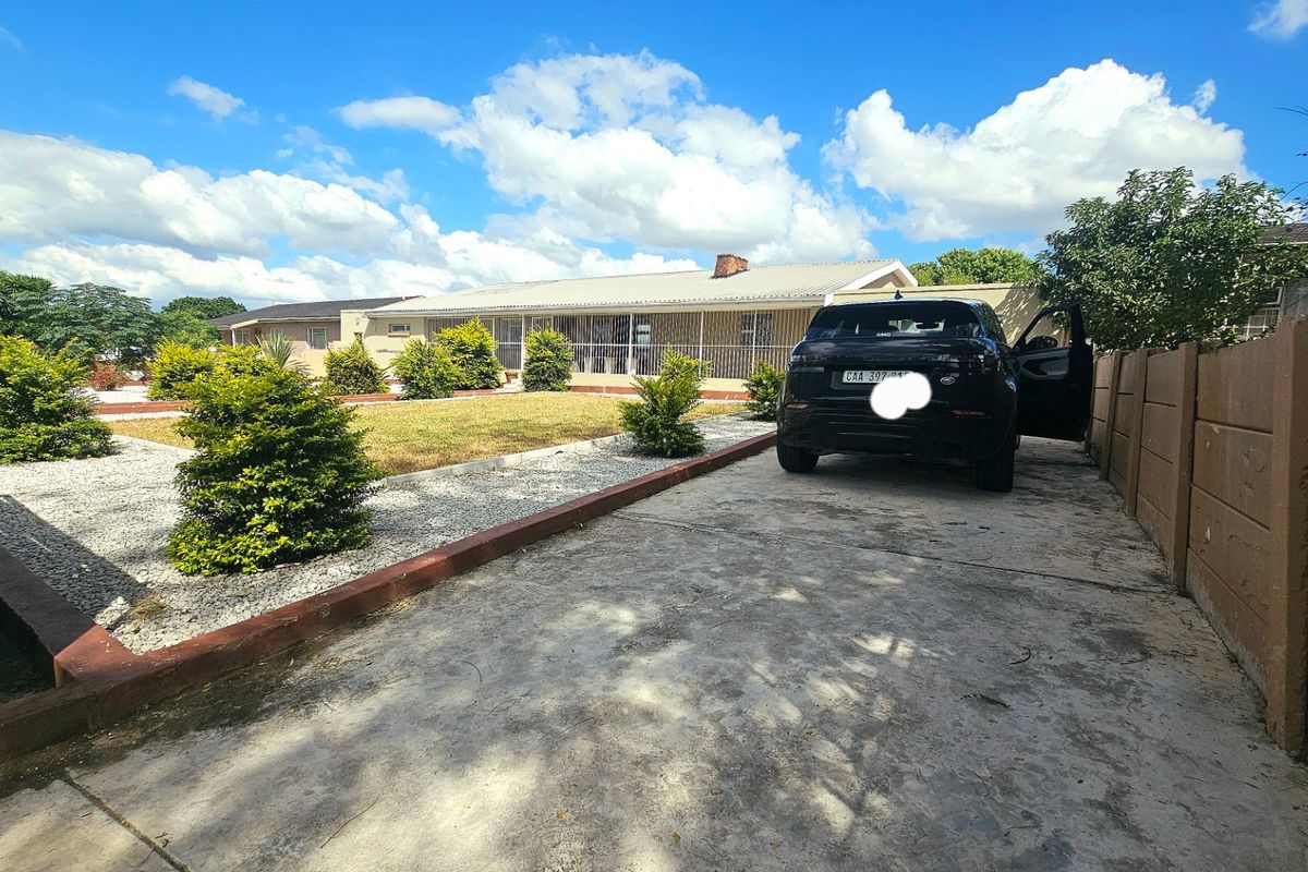 Spacious property with endless possibilities situated on a 1614 square metre erf - Photo 4