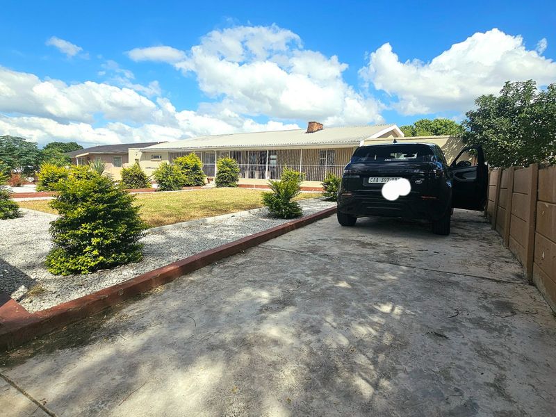 Spacious property with endless possibilities situated on a 1614 square metre erf - Photo 4
