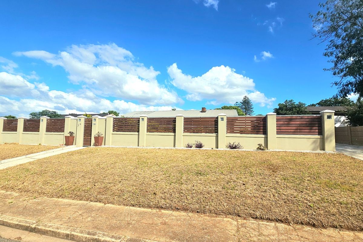 Spacious property with endless possibilities situated on a 1614 square metre erf - Photo 2