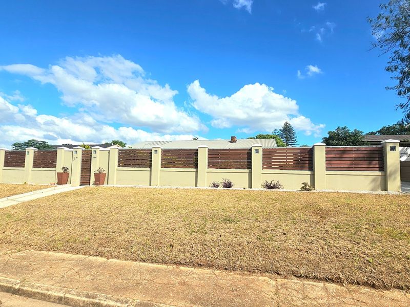 Spacious property with endless possibilities situated on a 1614 square metre erf - Photo 2