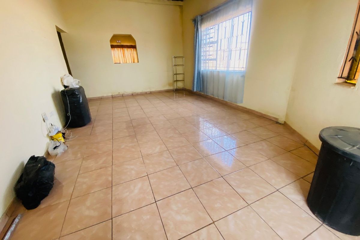 Specious home with great potential - Photo 3